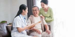 医养平台生态构建：医疗机构、养老院与社区的三方联动